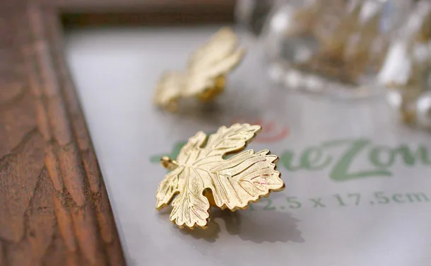 Vintage Silver Plated Golden Vivid Grain Maple Leaf Fashion Special Brooches For Women