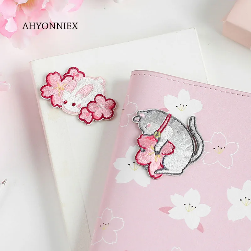 AHYONNIEX 1PC kwiat wiśni łaty hafty na torbę dżinsy Shiba kot królik żelazko na plastry na ubrania małe łatka DIY śliczne