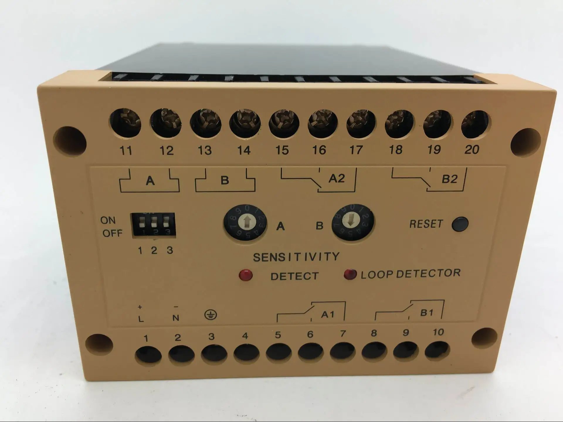 

Double lanes Double relay interfaces detect high chassis vehicle loop detector