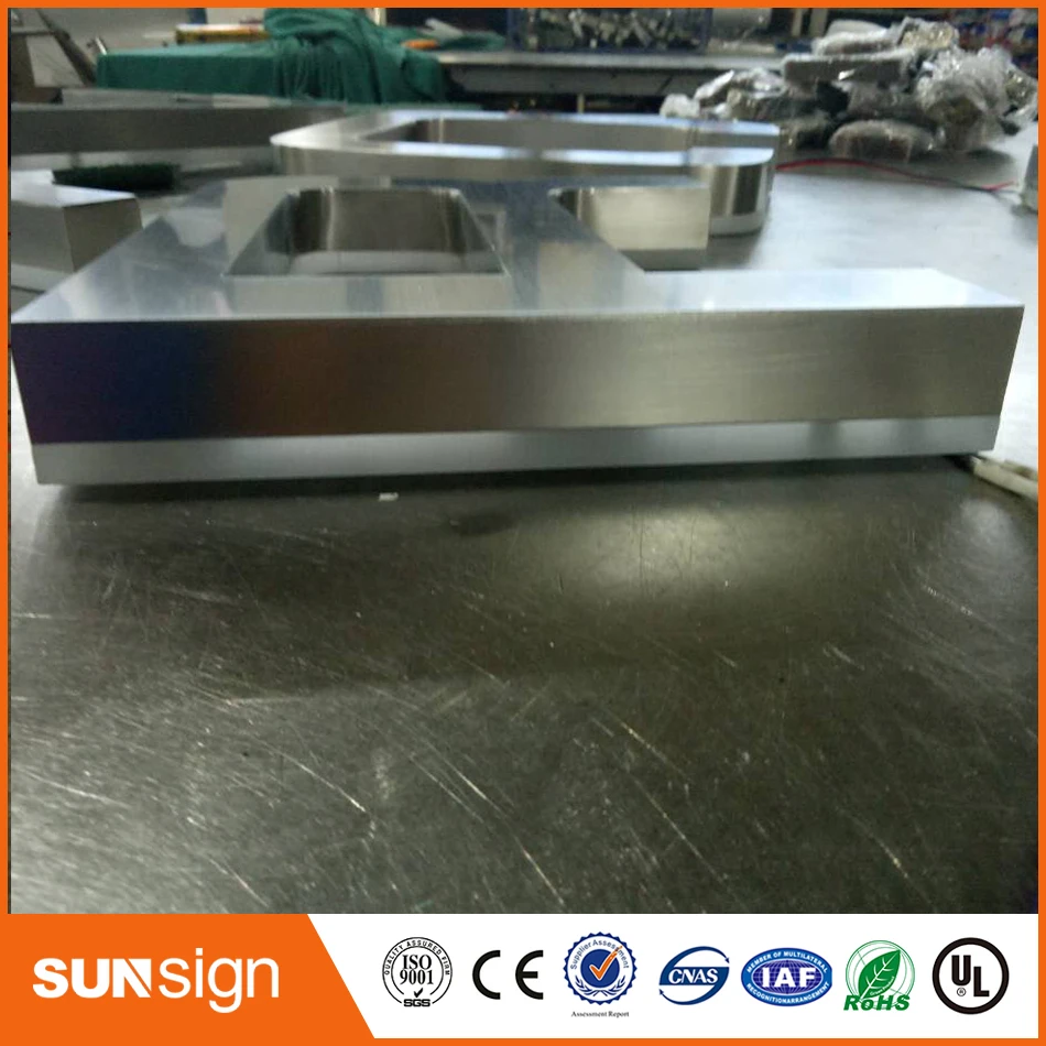 Volto di metallo con la parte posteriore per LED