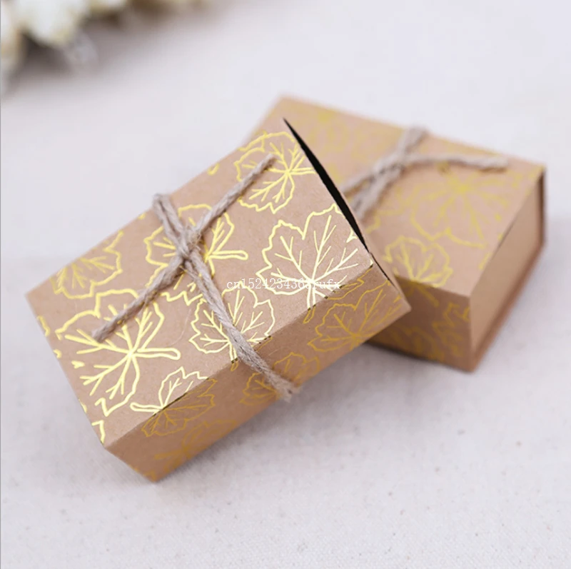 500pcs Kraft Paper Candy Box Vintage Travel Theme Candy Box Maple Leaf Gift Boxes Wedding Favors Decoration