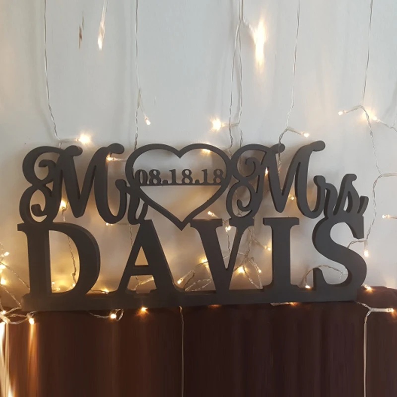 

Customized Wedding Table Logo and Name, decorated with the Logo of Mr. and Mrs.