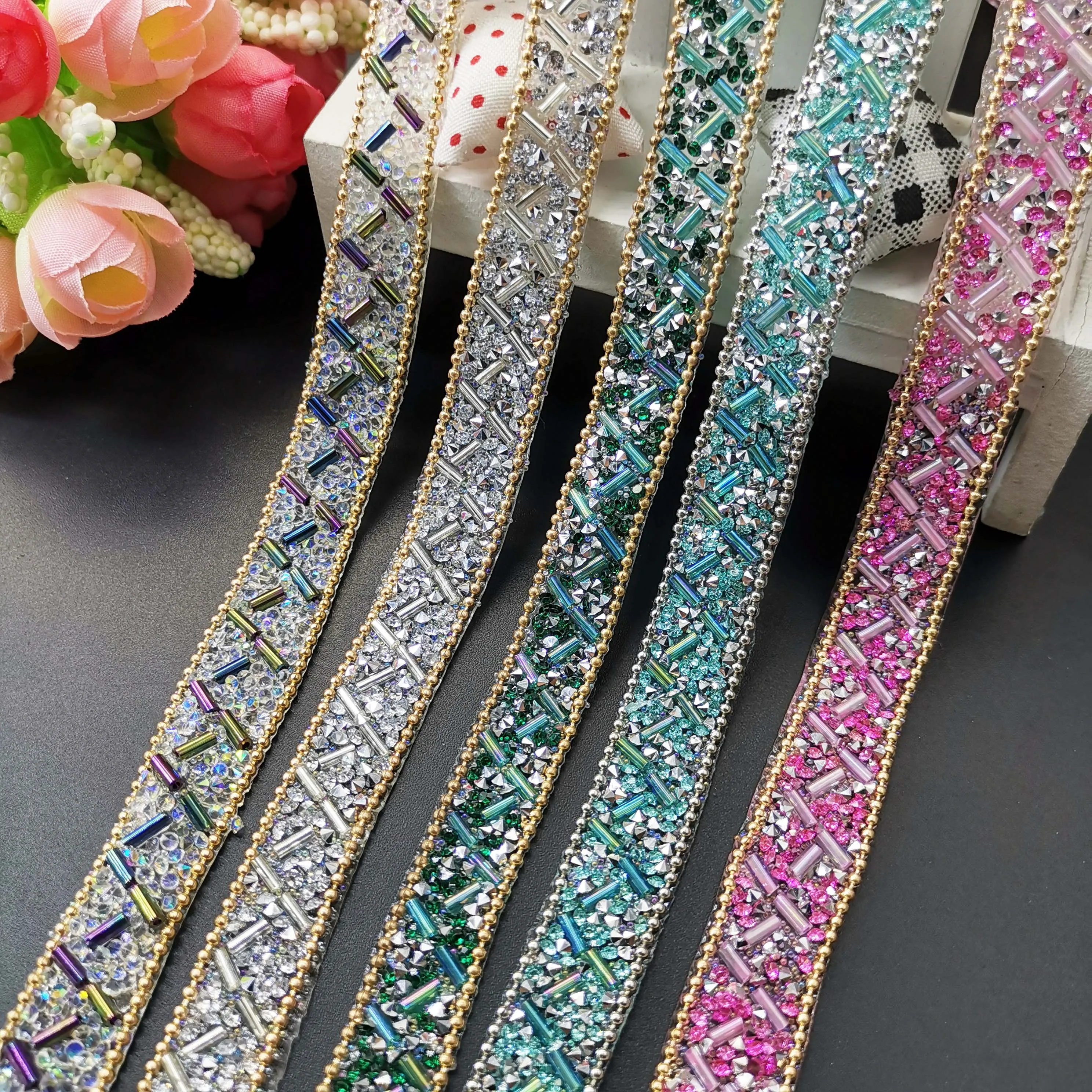 Do szycia wykończenia kryształ motyw Strass Hot Fix Rhinestone taśma aplikator wstążka z dżetów żelazko na aplikacje suknie