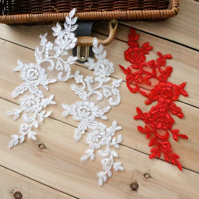 Haftowana koronkowa aplikacja Koronkowe wykończenie do sukni ślubnej DIY Off white / Red / Off white ze srebrnym kolorem 4Pcs / 2Pairs 24.5 * 9.5cm