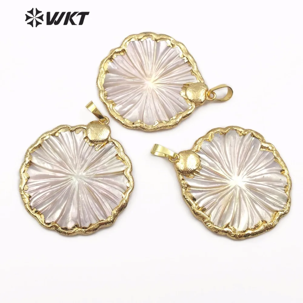 WT-JP097 WKT Natural shell pendant bohemian style round gold metal bezel with shell plant daisy flower pattern ladies jewelry