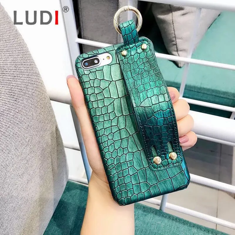 Luxury Crocodile Wrist Strap Phone Case for iPhone XS MAX Case for iPhone X/XR/6/6S/7/8 Plus Case Hard PU Leather Plastic Cover