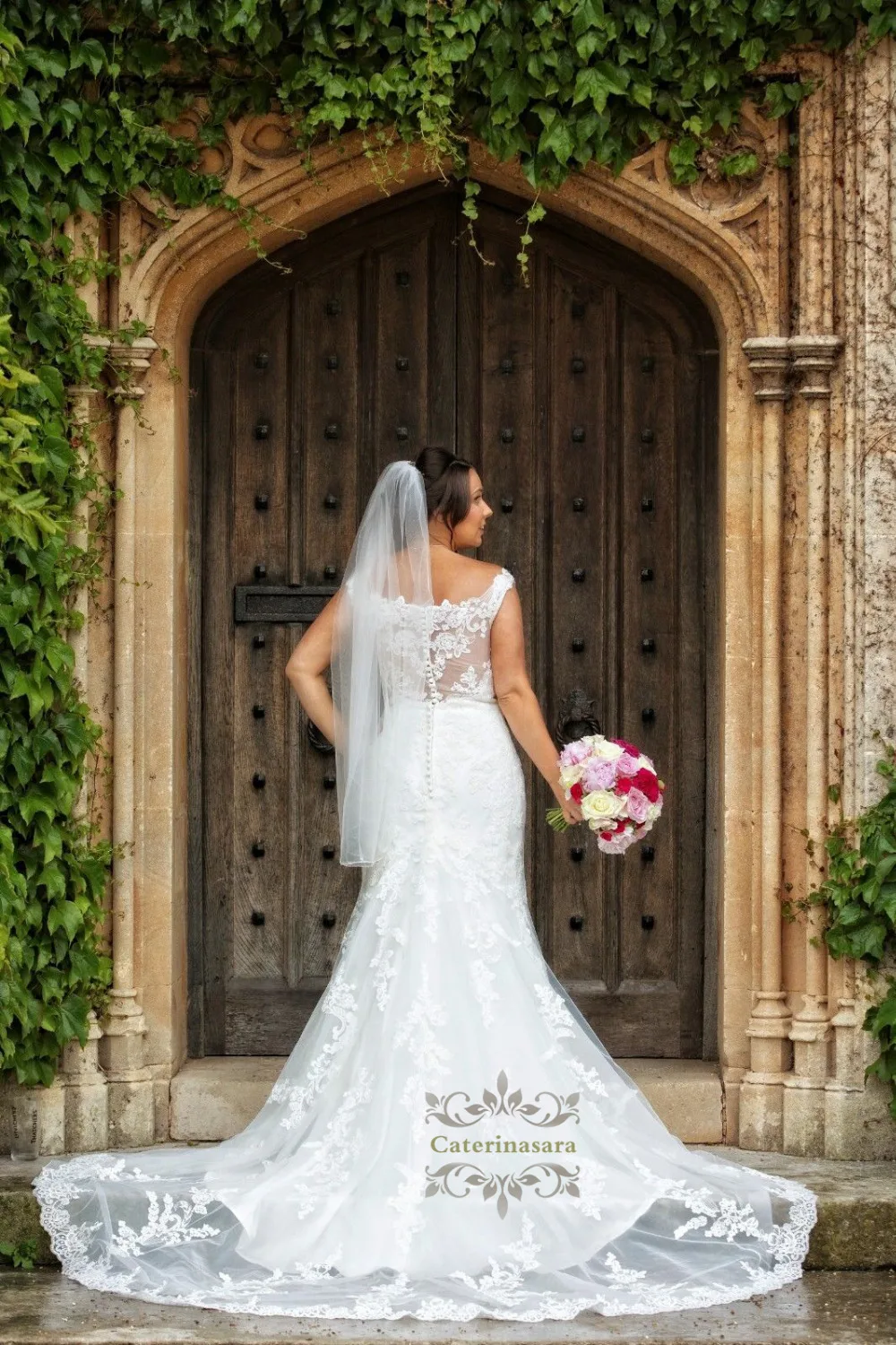 Einfache sexy V-Ausschnitt Damen Spitze Brautkleider Meerjungfrau Kapelle Zug Mädchen Braut Kleider Trompete Fischschwanz Fit und Flare für Outdoor