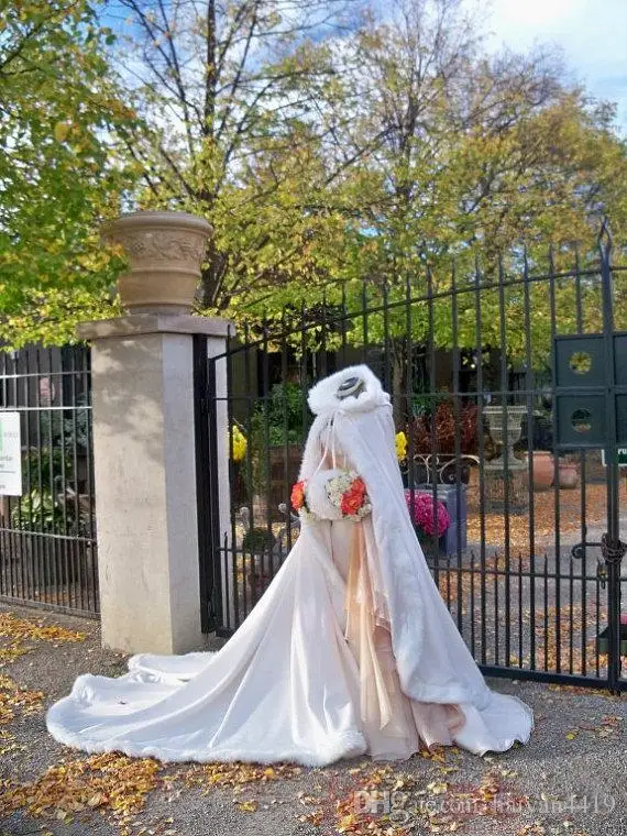 2.2 metrów białe płaszcze ślubne 2017 peleryna z kapturem dla nowożeńców z pociągu Faux futro zimowe dodatki ślubne Bridal Wraps Bridal Cape