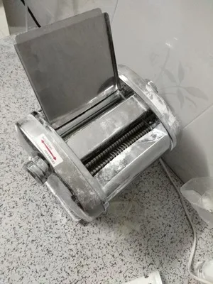 Mesin Pembuat Mie Listrik Multifungsi 110V 220V Mesin Pembuat Mie Pisau Tunggal Steker EU/AU/UK Mudah Dioperasikan