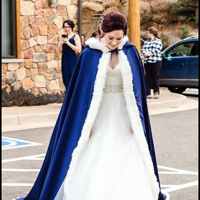 Cape de mariage en satin avec bordure en fourrure pour femme, manteau de patients Everak, châle rond Renaissance, cape médiévale solitaire