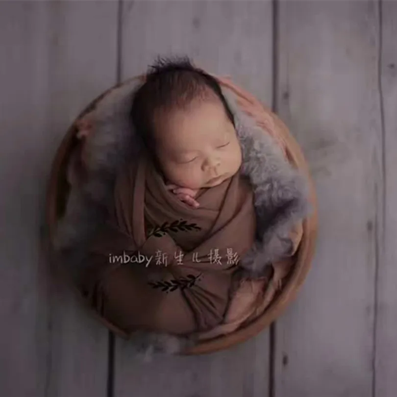 Fotografia vintage per neonato in posa Coperta di pelliccia di coniglio Vera pelliccia naturale Coperta di coniglio Cestino di riempimento Sfondo Accessori da studio