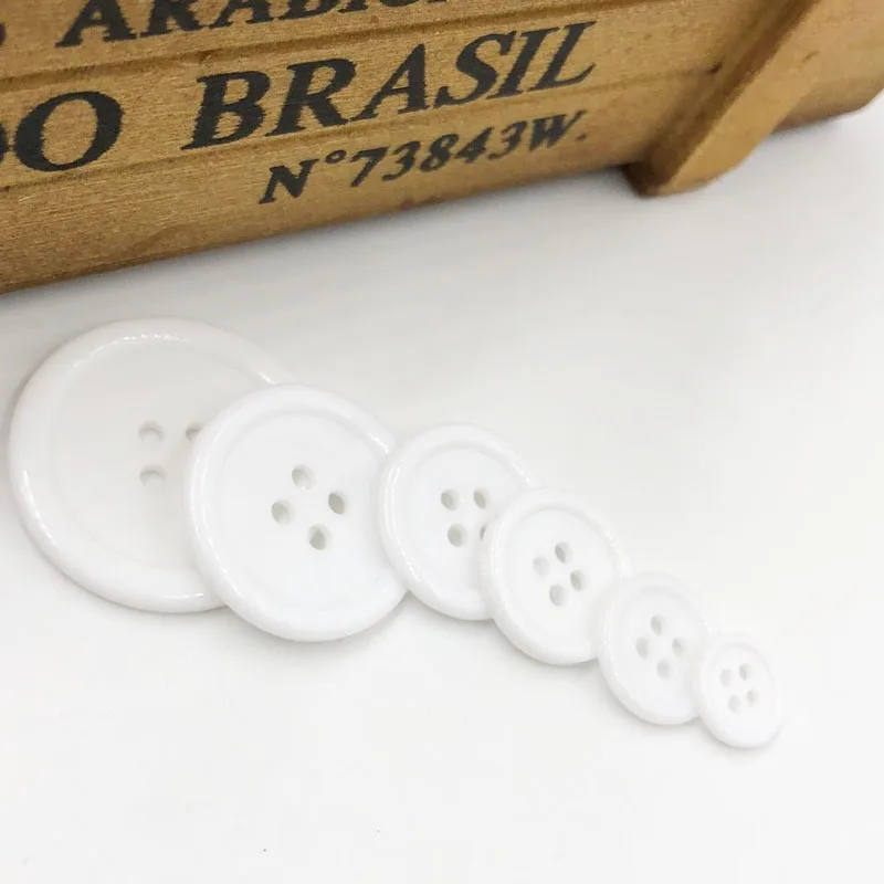 50pcs 11/15/18/20/25/30mm White RESIN Buttons Decorative 4 Holes Coat Kids Sewing Clothes Accessory Round Shirt button PT250