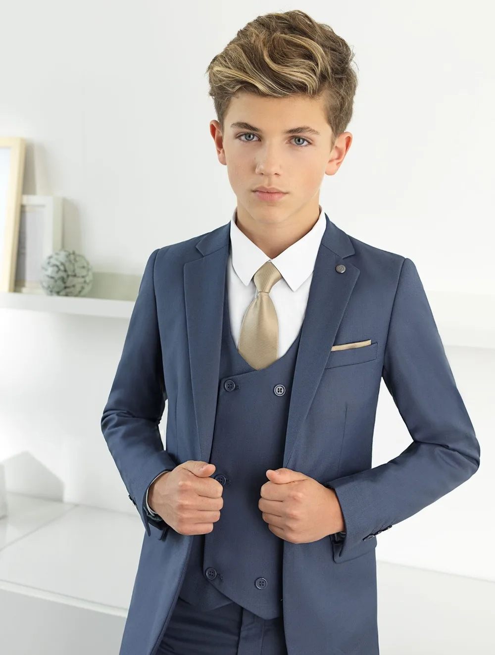 2019 mode Erreichte Revers Kinder Anzüge Mode Kinder Kleidung Set jungen Formalen Prom Anzüge (Jacke + Pants + tie + Weste)