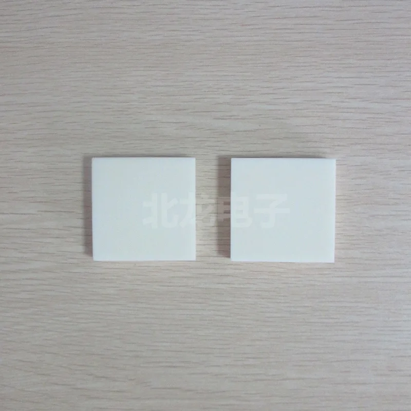 99 Alumina Keramik Gasket Kemurnian Tinggi Putih Korundum Isolasi Substrat Keramik Tahan Suhu Tinggi 50*50*10MM