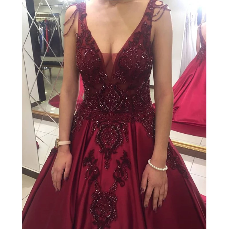 Wunderschöne Burgund Prom Kleider Illusion V-ausschnitt Abendkleider Appliques Perlen Backless Kapelle Zug Frauen Formale Party Kleid