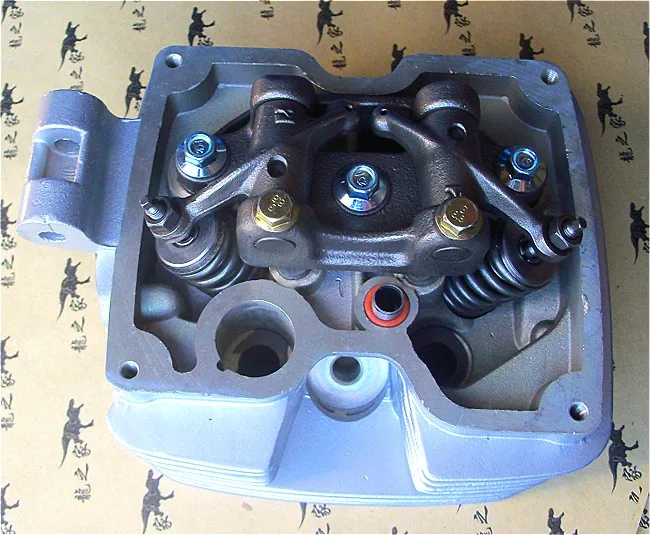 CG125/ZJ125 EURO 2 Square Motorcycle Engine Cylinder Head With Up Rocker Valve Springs