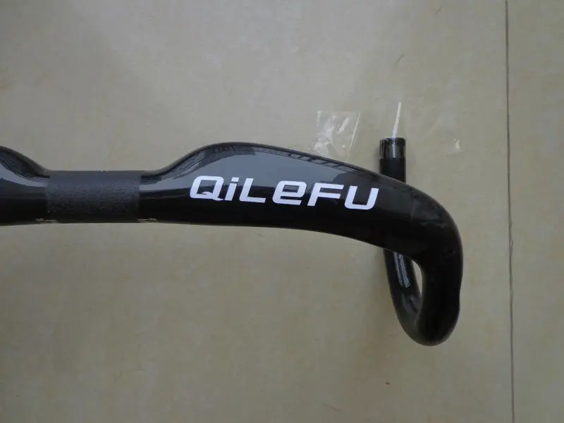 Rot-weißer QILEFU Road UD 3K Vollcarbon-Fahrradlenker, leichter Carbon-Fahrradlenker, 31,8*400/420/440 mm – Detail 11