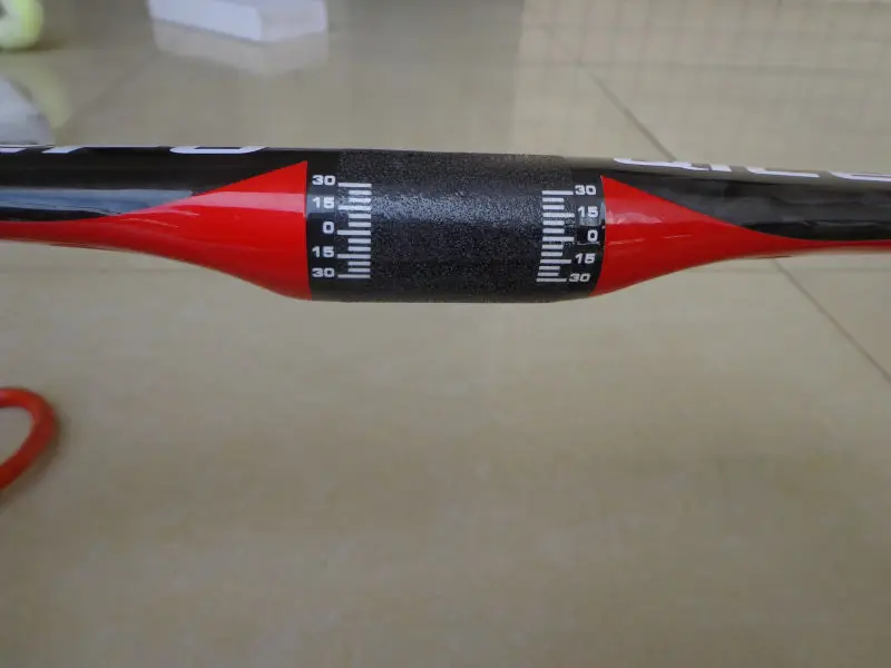 Rot-weißer QILEFU Road UD 3K Vollcarbon-Fahrradlenker, leichter Carbon-Fahrradlenker, 31,8*400/420/440 mm – Detail 3