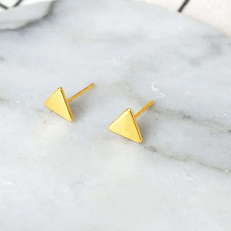 YIERMEI Fashion Jewelry Earrings Simple Mini Triangle Earrings For Women Gift Small Black All-match Stud Earrings Temperament