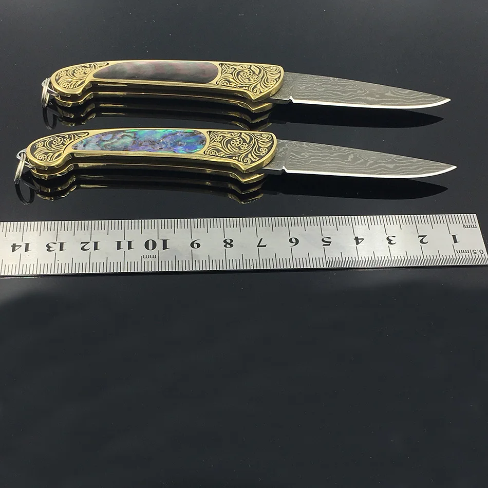 Hoja de acero de Damasco hecha a mano, cuchillo utilitario plegable de bolsillo, mango de concha de Perla Negra, latón amarillo