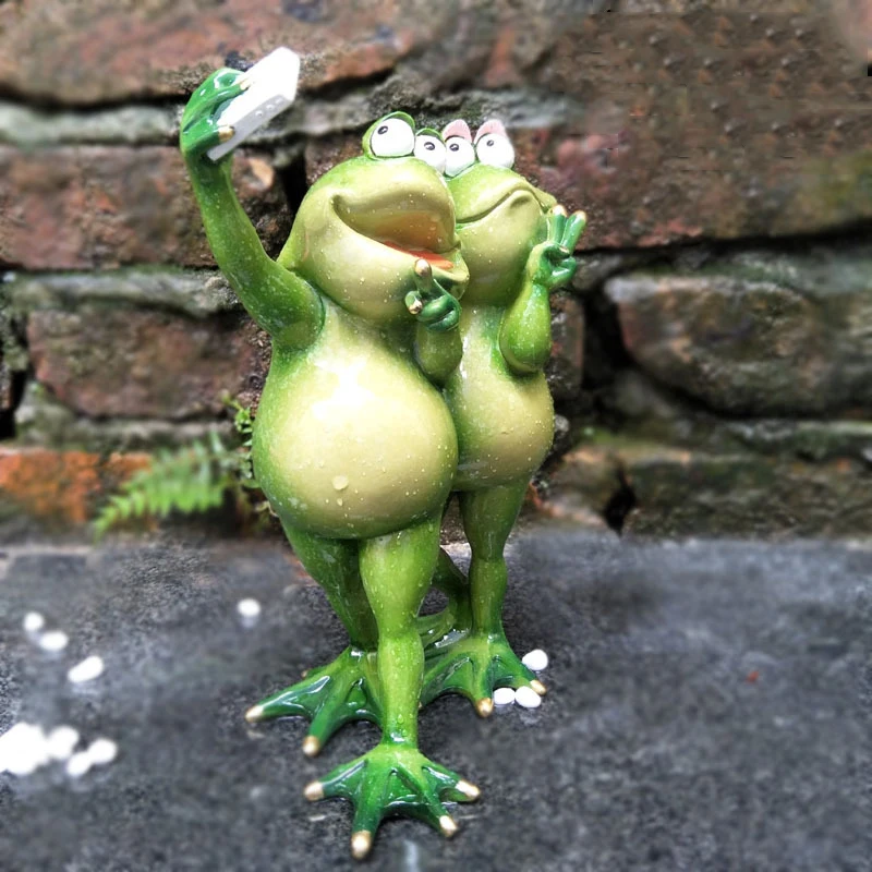 Resin New Funny Two Green Frog Snap Take Selfie Figurine Decorative Frog Statue For Gift Home Office Desk Garden Decor Ornament