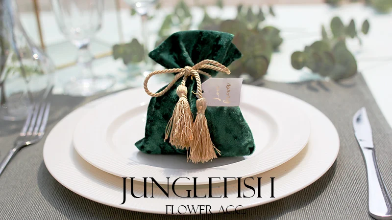 2018 new green velvet wedding candy boxes with string and the cards 9.5*12cm luxury gift pouches event party supplies favors bag