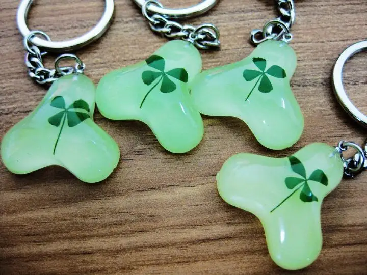 20 pcs key ring real glow in the dark triangle shamrock sample four leaf clover keychain