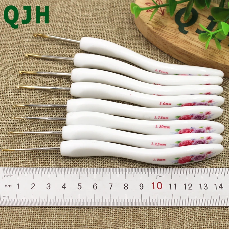 QJH Marca 8 pz/set Cinese Stile Retrò Stampa Floreale di Plastica Maniglia In Alluminio Crochet Hooks Knitting Needles Mestieri Tessitura Strumento