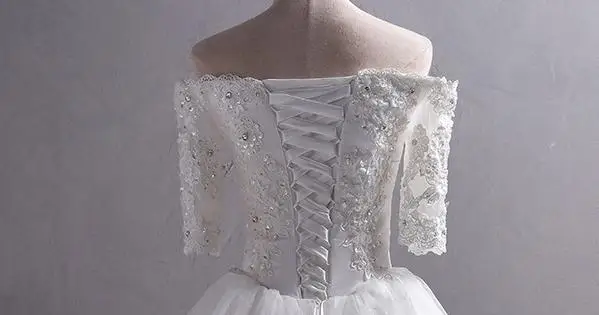 BANVASAC 2018 Appliques Del Merletto Boat Neck Abito di Sfera Abiti Da Sposa Cristalli Vintage Mezza Manica Corte Treno Abiti Da Sposa