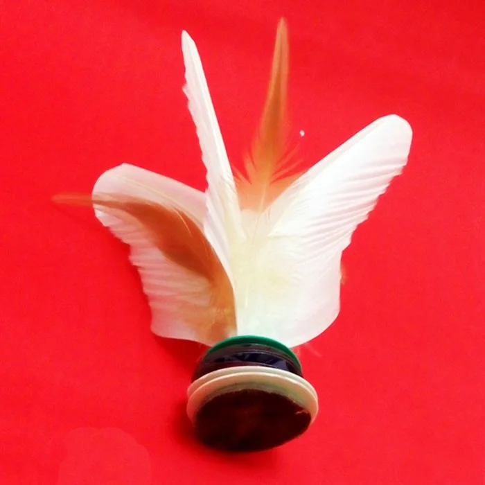 Menino presente do miúdo pontando penas petecas pé esportes brinquedo jogando jogos chinês jianzi esporte ao ar livre criança brinquedo 2021