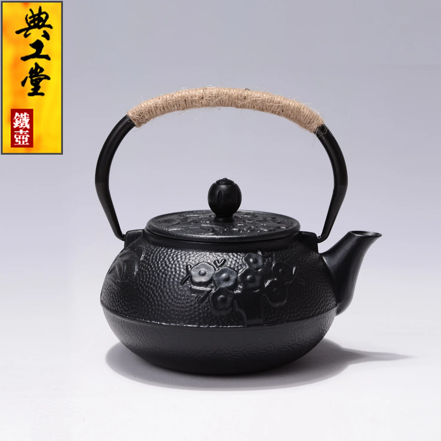 

Gong Tang teapot Meilan bamboo cast iron pot, Japanese South pig iron pot, uncoated iron teapot bubble tea pot 600ml