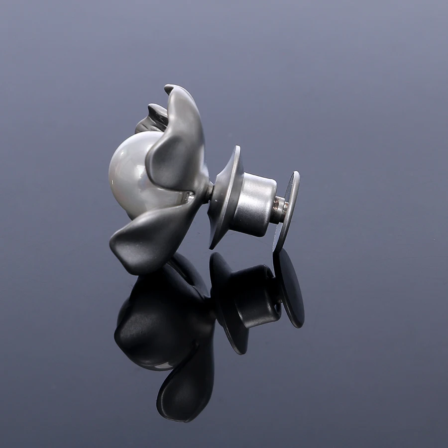 Quality Pearl Clover Collar Lapel Pin Brooches Metallic Silver Color Flower Badge Pins Ornament Jewelry Accessories for Women