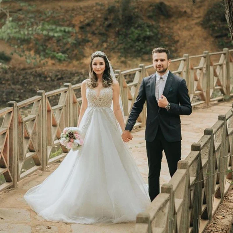 

Illusion V Neck Wedding Dresses Vintage Appliques Beaded Open Back Spaghetti Straps Backless Bridal Dresses Vestido De Noiva
