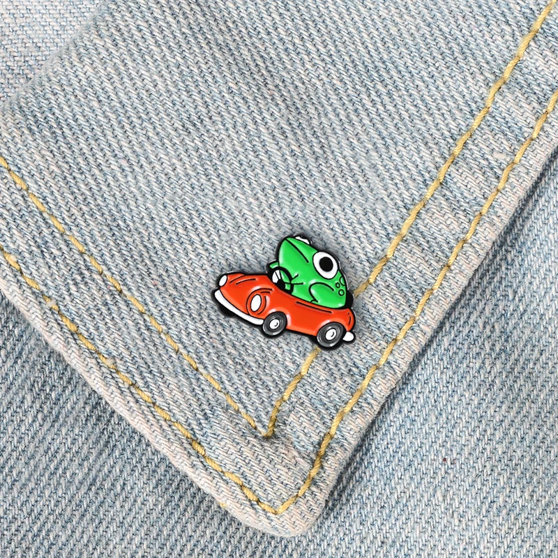 Broche esmaltado de carro a gás vermelho sapo, broche com emblema de desenho animado, camiseta jeans, mochila, presentes de personalidade para crianças