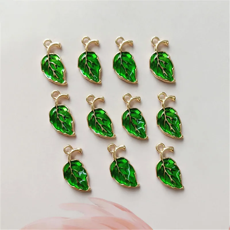 Boucles d'oreilles ras du cou en alliage or vert, 10 pièces/lot, pendentif créatif, feuille verte, boutons, ornements de bijoux, accessoires de bijoux faits à la main