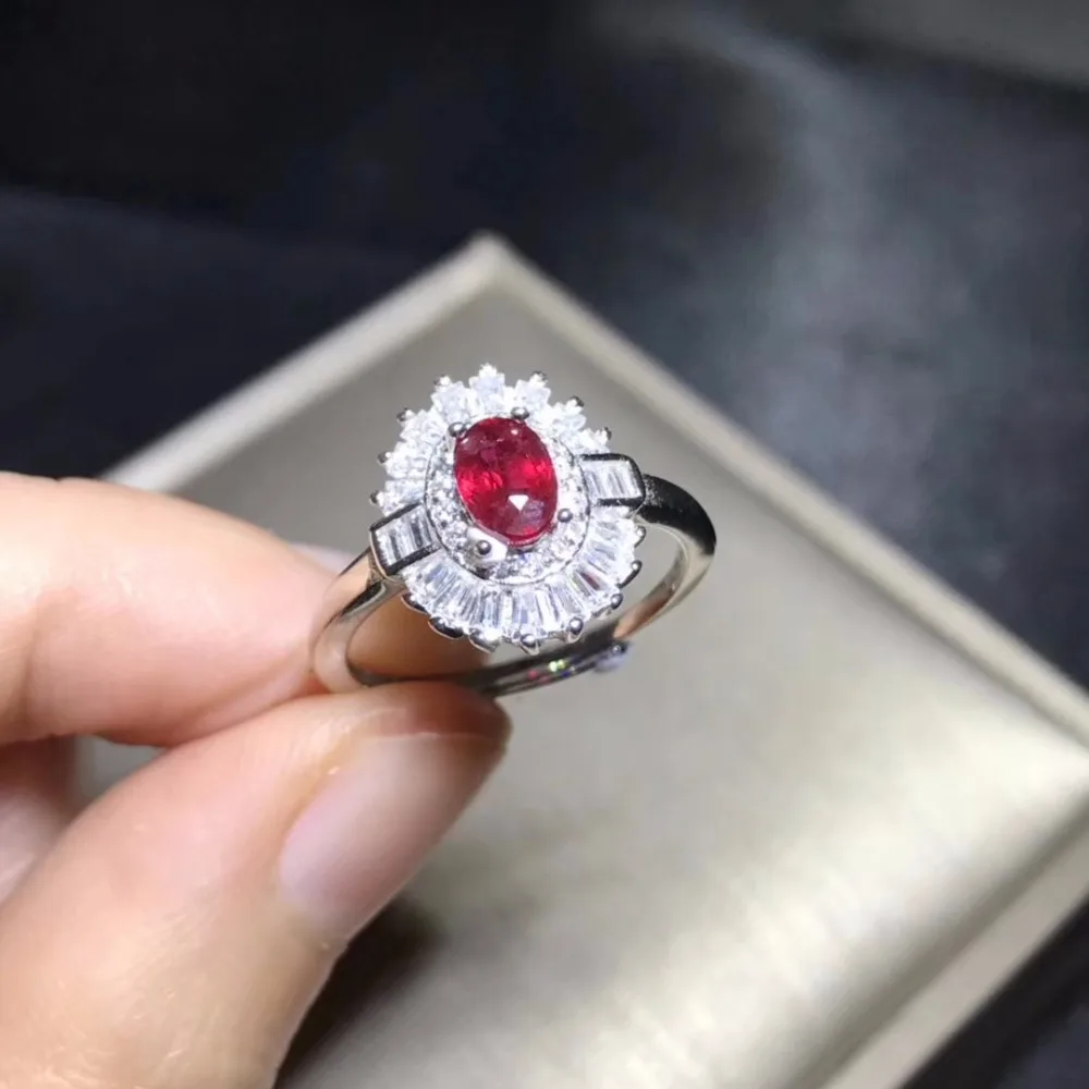 

Natural ruby ring, beautiful color, exquisite workmanship, good quality, recommended by 925 silver