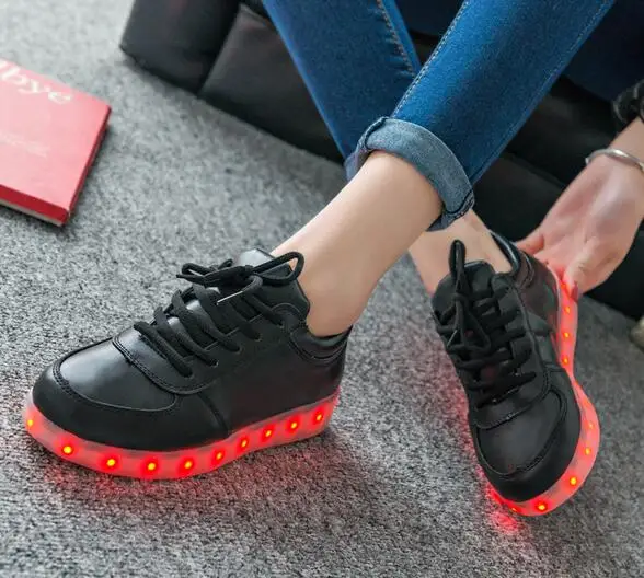 Scarpe da donna luminose alla moda che ricaricano luci LED colorate illuminate luminose Scarpe per bambini Scarpe piatte casual per ragazze e ragazzi nere