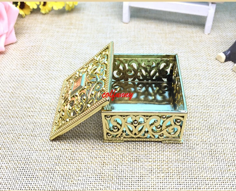 100pcs/lot Luxury Golden Silver Square Hollow Out Plastic Candy Box Party Gift Favor Packaging Boxes Wedding Decoration F051701