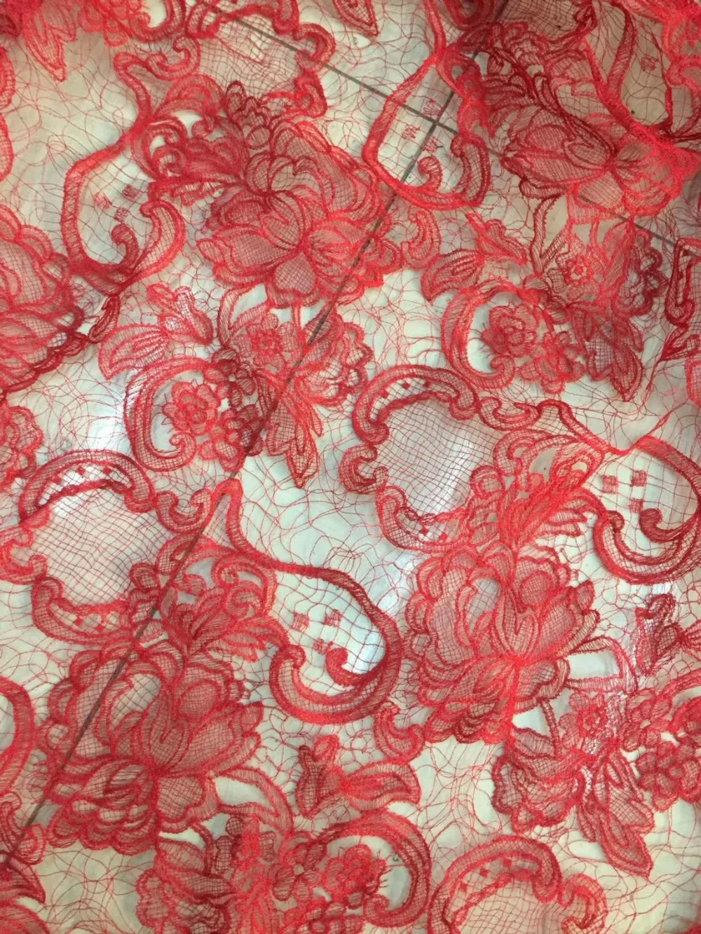 1 Yard Exquisite Alençon-Spitze Stoff mit Kreise in Warm Weiß Rot Schwarz Floral Emrboidery Stoff für Brautkleid, spitze Kappen – Detail 2