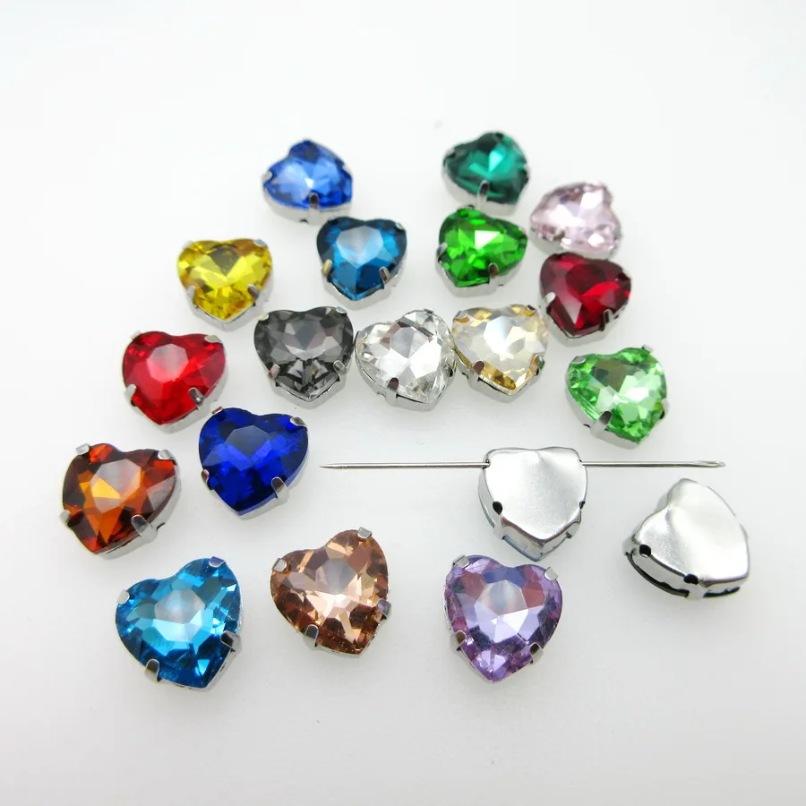 Colore della miscela di Scintillio di Cristallo di vetro strass impostazione artiglio D\'argento a forma di cuore Cucire su perline strass capi di