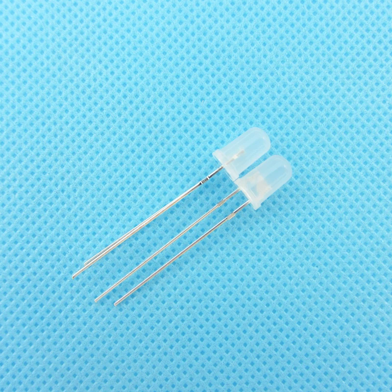 100 pz/lotto 5mm Giallo LED Rotondo Diodo Emettitore di Luce Diffuso Foggy Ultra Luminoso Lampada Bead Plug-in Kit FAI DA TE Grandangolo DIP