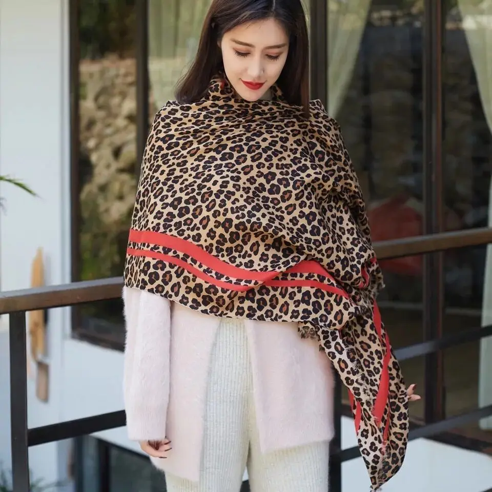 2024 Hot selling animal leopard printing cotton women winter autumn scarf shawls border wraps hijab foulard bandana LL181070