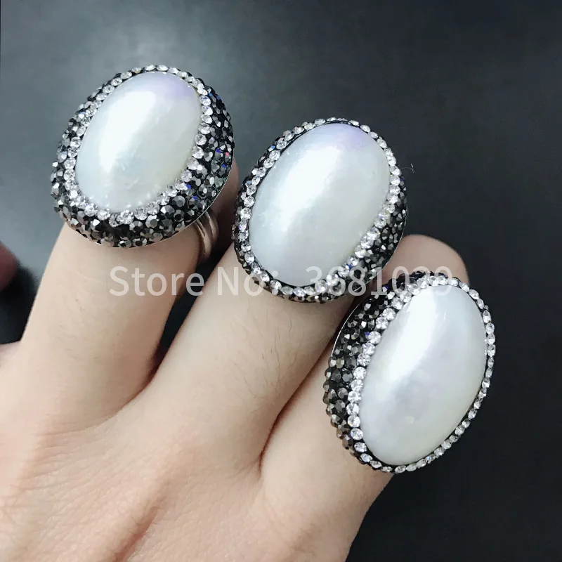 

The large white shell stainless steel ring is simple and elegant, and a stylish banquet ring