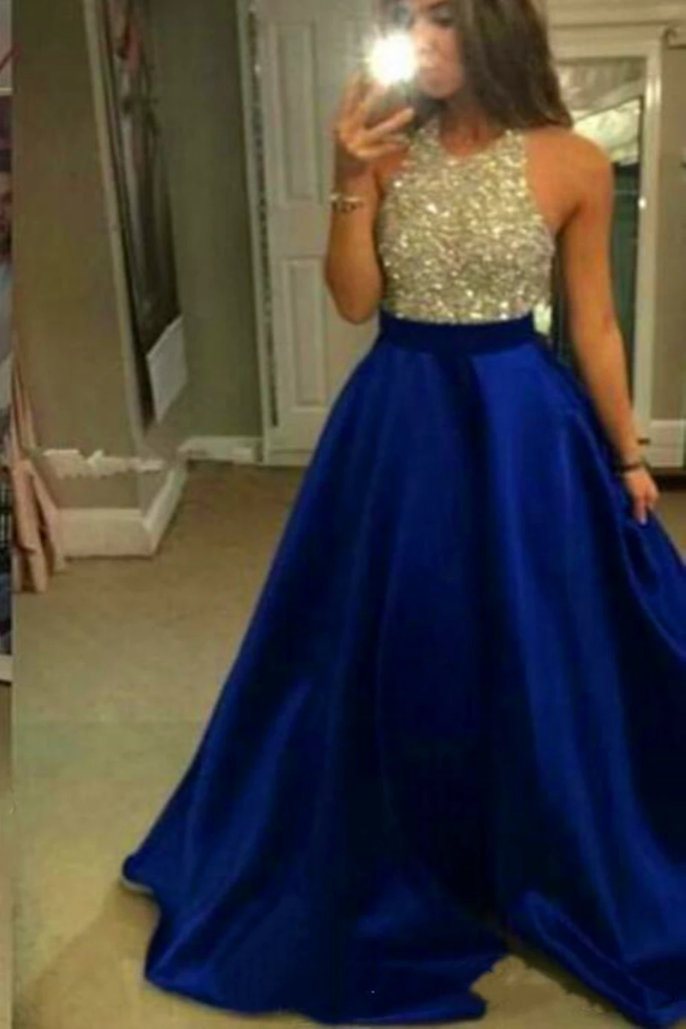 Gaun Prom Satin Biru Royal 2021 untuk Wanita dengan Saku Bermanik Halter Panjang Selantai Ritsleting Gaun Pesta Malam Formal