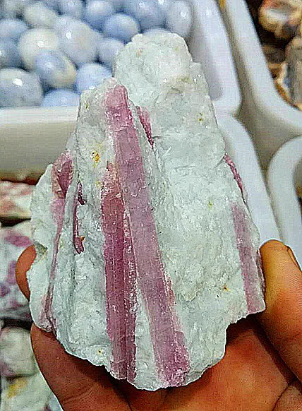 150-200g  Madagascar!!!Specimens of natural quartz red tourmaline are arranged