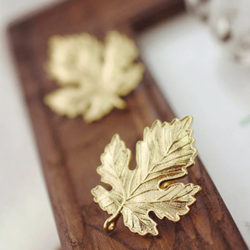 Vintage Silver Plated Golden Vivid Grain Maple Leaf Fashion Special Brooches For Women