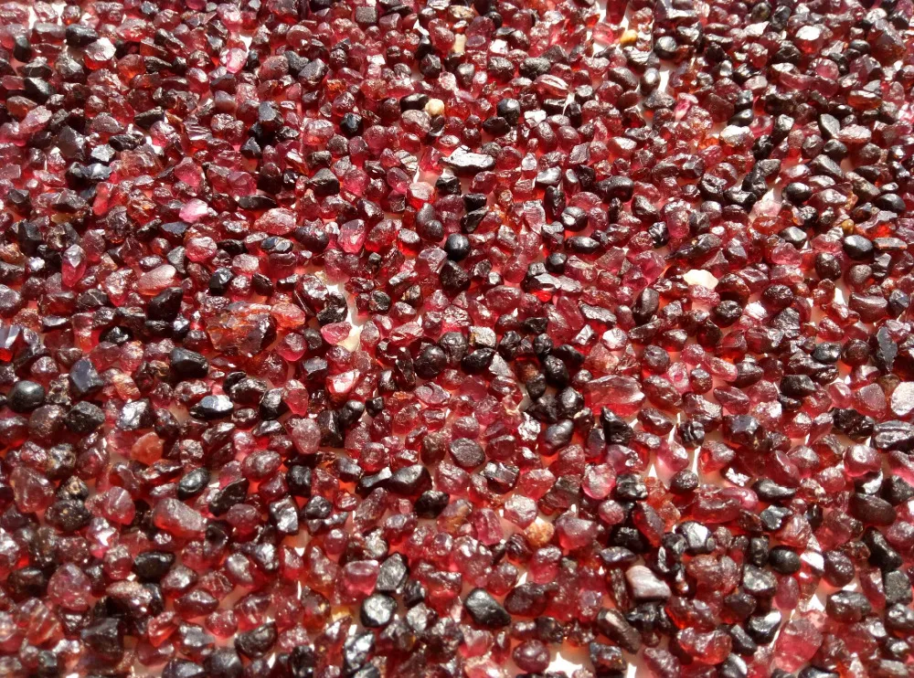 TINY NATURAL ROUGH A+ RED PYROPE GARNET CRYSTAL MINERALS 1000g