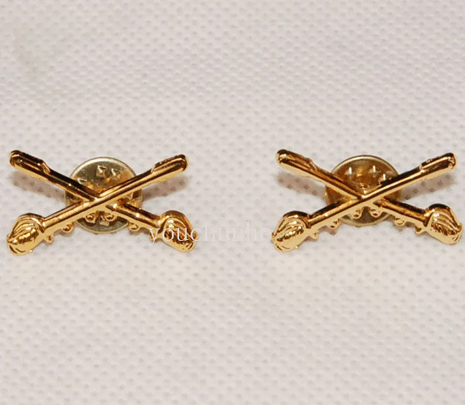 PAIR OF WW2 US ARMY CAVALRY SWORDS METAL OFFICER COLLAR BADGES PIN-US256