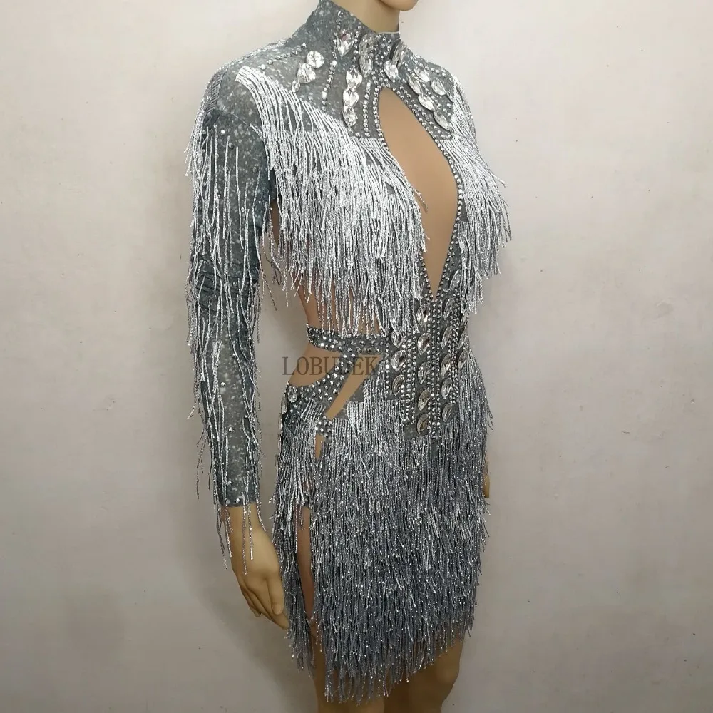 Seksowna, obcisła sukienka z błyszczącymi diamentowymi frędzlami, idealna dla piosenkarki na koncert, na urodziny, studniówkę, imprezę w klubie nocnym, strój na uroczystość.