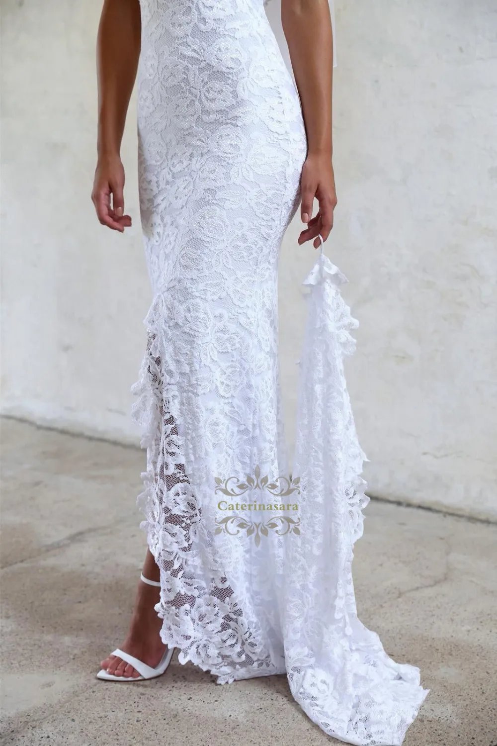 Buco della serratura Della Sirena 2019 Del Merletto Delle Donne Abito Da Sposa Halter Abito Da Sposa Ragazza di Partito Da Sposa Fit e Flare Cappella Brillante Anteriore Spaccato